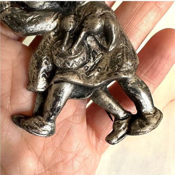 Silson Co. Hummel style vintage brooch - Picture 4 of 9